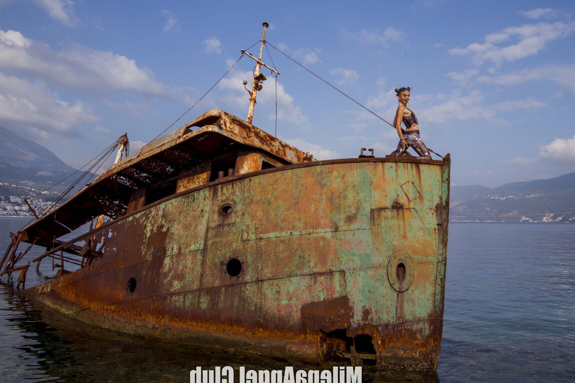 Das 15P dünne Babe Milena Angel posiert nackt auf einem rostigen, verlassenen Schiff