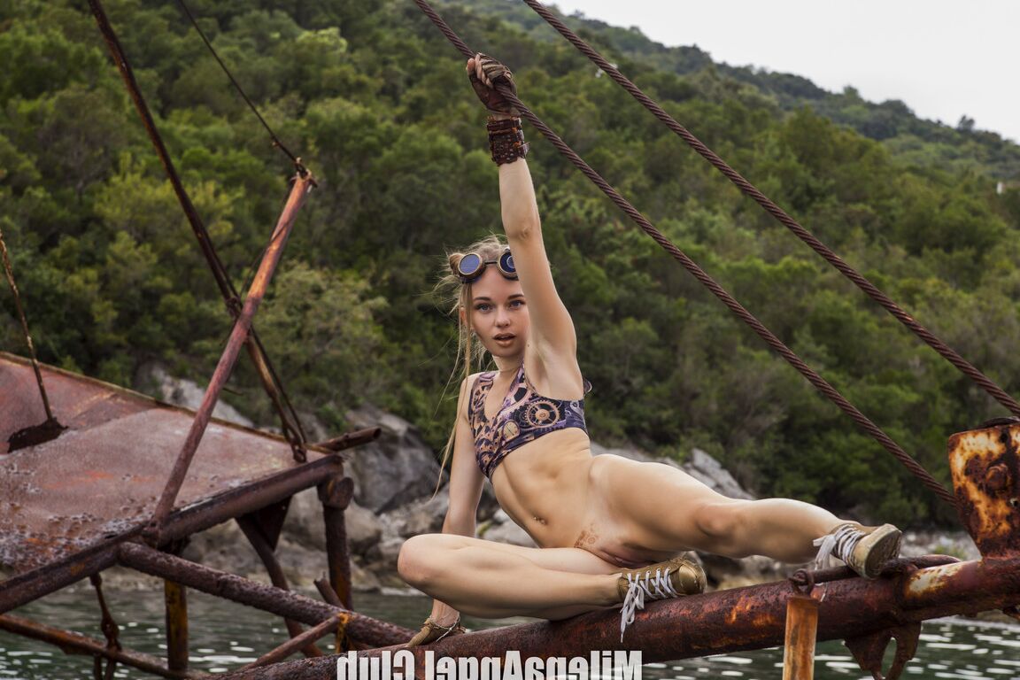 Das 15P dünne Babe Milena Angel posiert nackt auf einem rostigen, verlassenen Schiff