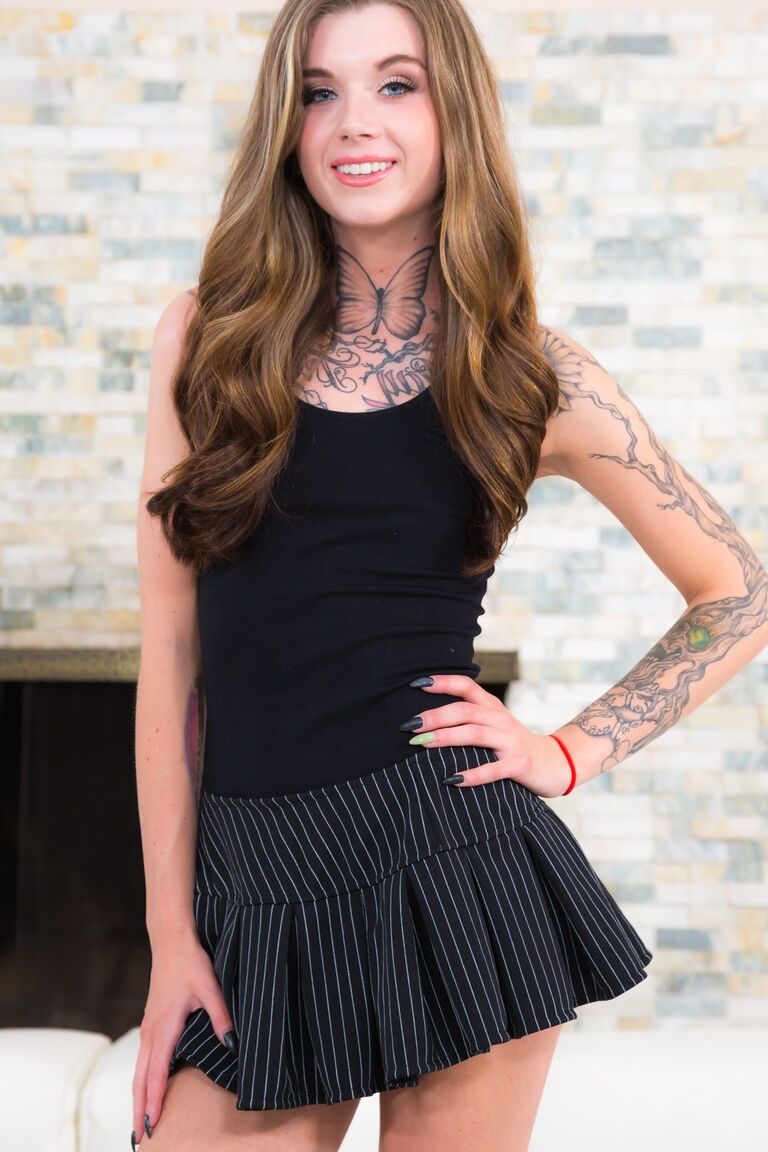 17P A linda Adriana Angel com uma tatuagem de diamante no púbis e peitos pequenos despidos