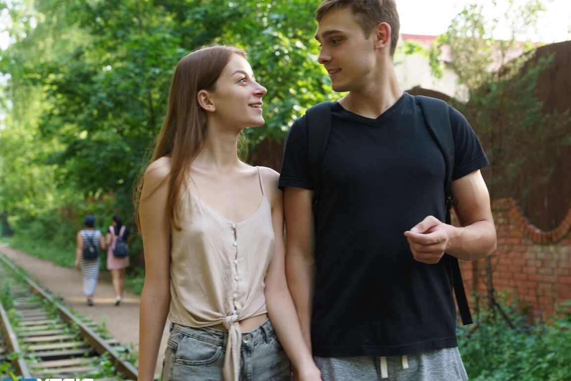 21P La jeune brune Lia montre ses seins et se prend une gaffe dans sa délicieuse chatte