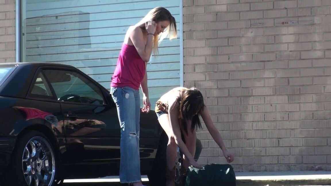 17P La MILF Daisy Lane se fait agresser sexuellement par un maniaque dans la rue
