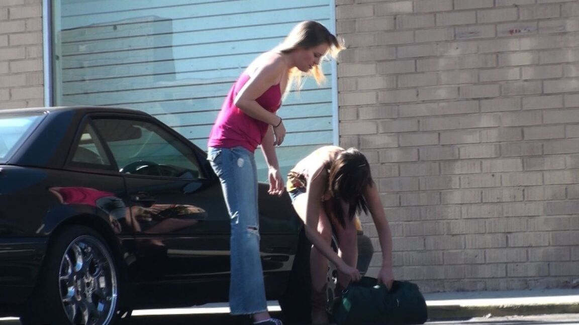 17P La MILF Daisy Lane se fait agresser sexuellement par un maniaque dans la rue