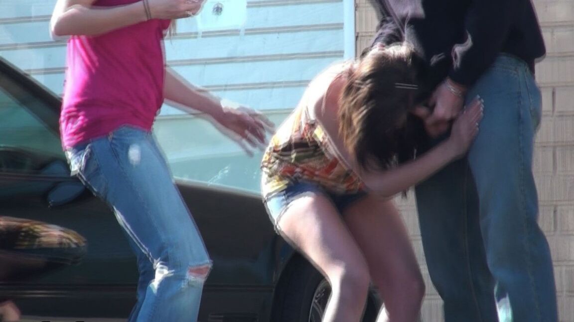 17P La MILF Daisy Lane se fait agresser sexuellement par un maniaque dans la rue