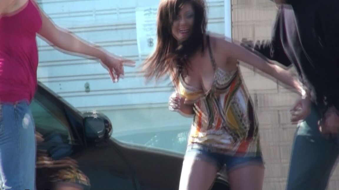17P La MILF Daisy Lane se fait agresser sexuellement par un maniaque dans la rue