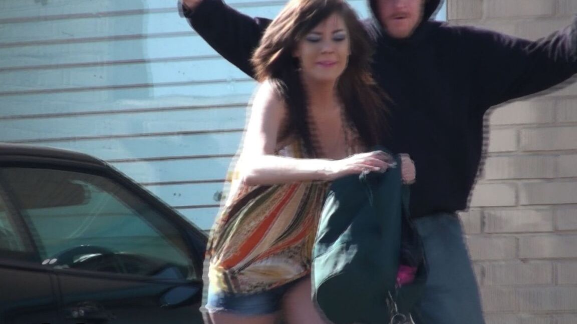 17P La MILF Daisy Lane se fait agresser sexuellement par un maniaque dans la rue