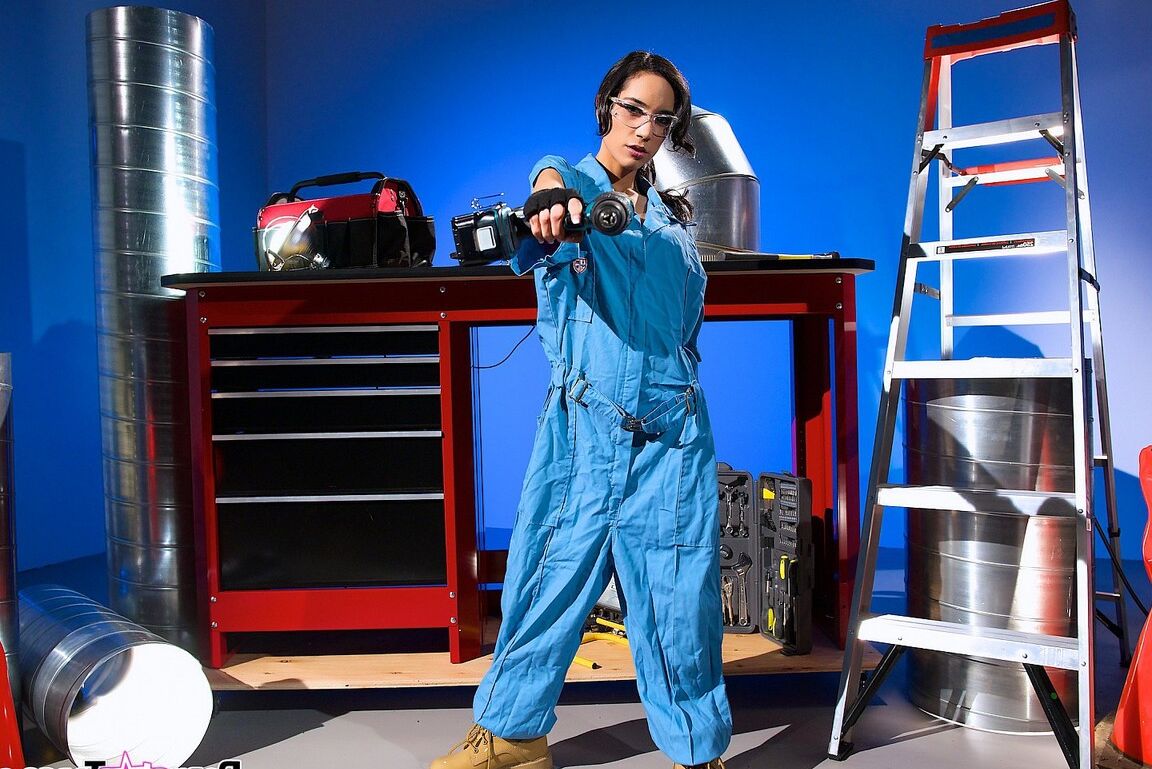 21P Die versaute Mechanikerin Tia Cyrus zieht ihre Uniform aus und masturbiert