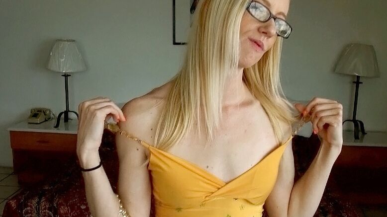 16P Gata magra com tiras de óculos para expor seus peitos minúsculos e sua linda buceta