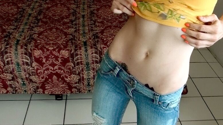 16P Gata magra com tiras de óculos para expor seus peitos minúsculos e sua linda buceta