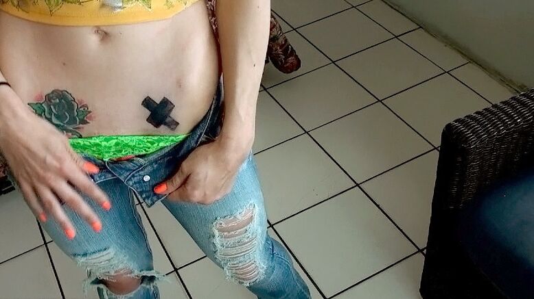 16P Gata magra com tiras de óculos para expor seus peitos minúsculos e sua linda buceta