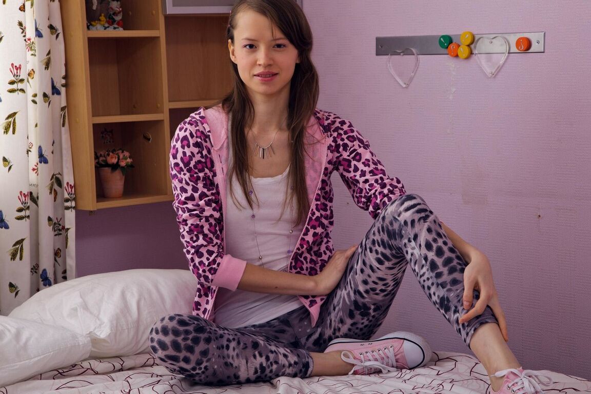 Die 17P dünne slowakische brünette Teenagerin Xenia B neckt voll bekleidet in ihrem Schlafzimmer