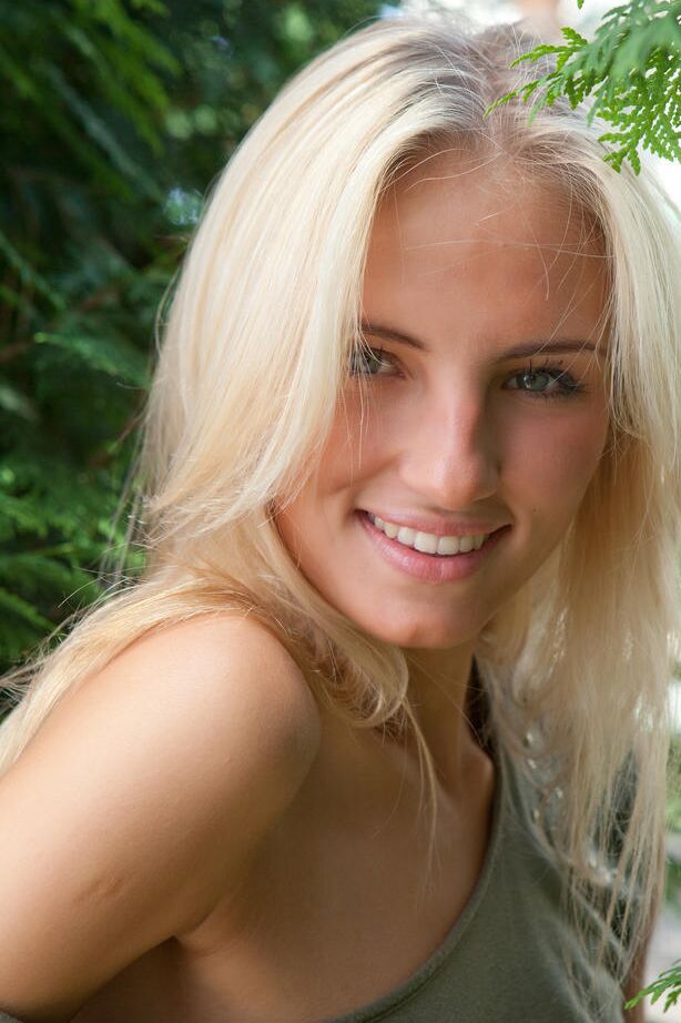 18P Junge blonde Frau Jaime A zieht ihre Kleidung aus, um nackt im Freien zu modeln