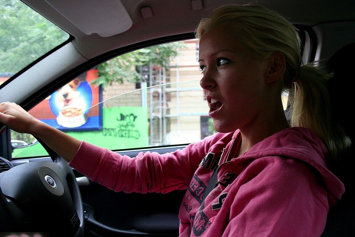 17P A adolescente loira sexy Sophie Moone bebendo suco antes de ficar nua sozinha