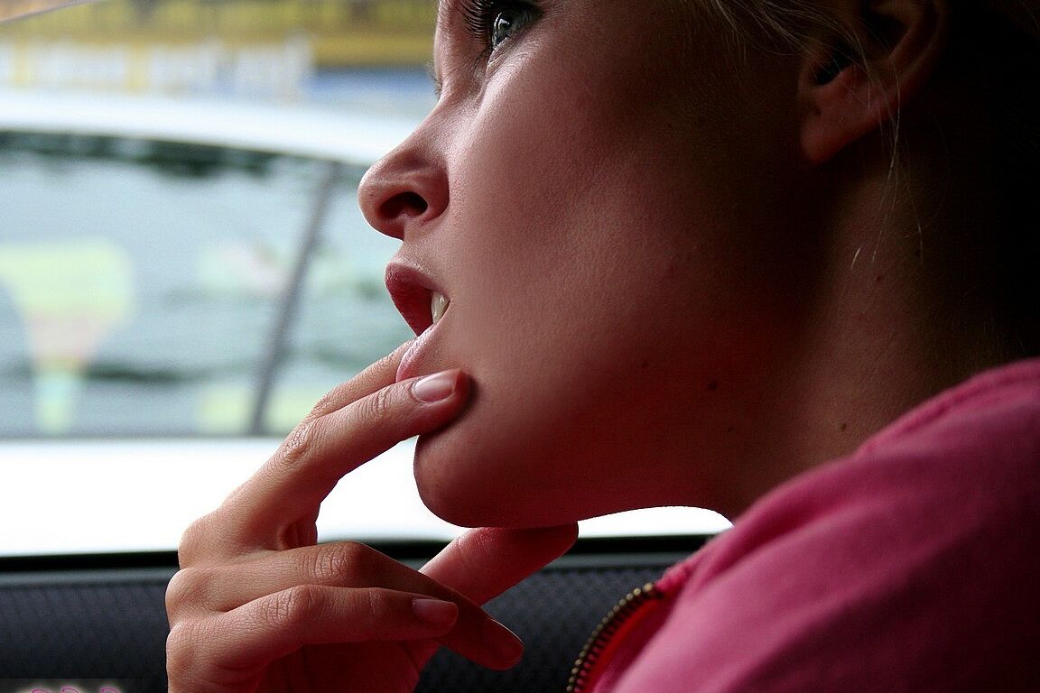 17P A adolescente loira sexy Sophie Moone bebendo suco antes de ficar nua sozinha
