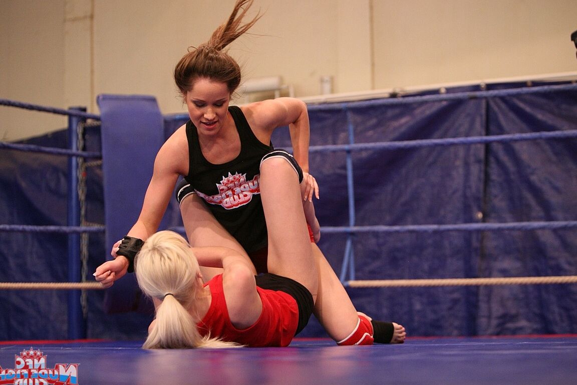 19P Babes Alexa & Ashley take off their clothes and enjoy licking in the ring