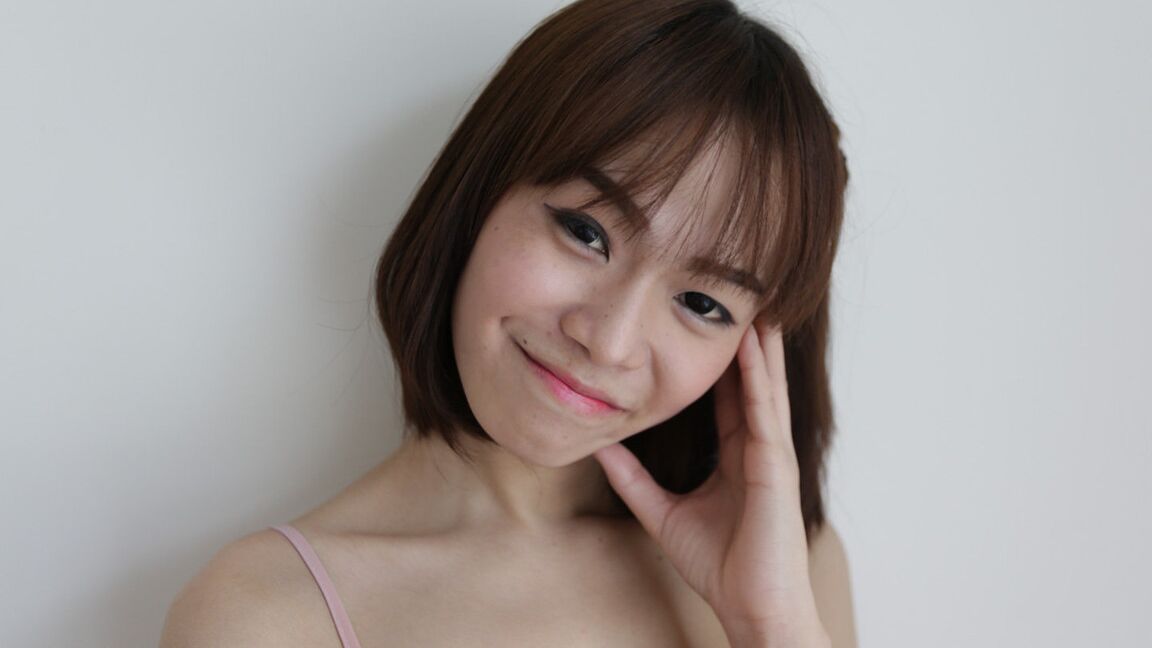 12P Striptease de ladyboy thaïlandaise petite et timide de 19 ans