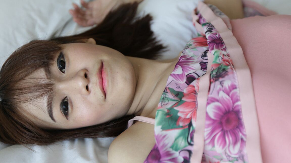 12P Striptease de ladyboy thaïlandaise petite et timide de 19 ans