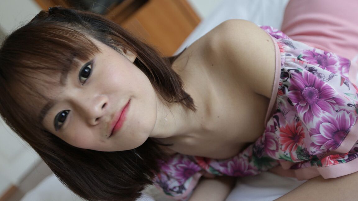 12P Striptease de ladyboy thaïlandaise petite et timide de 19 ans