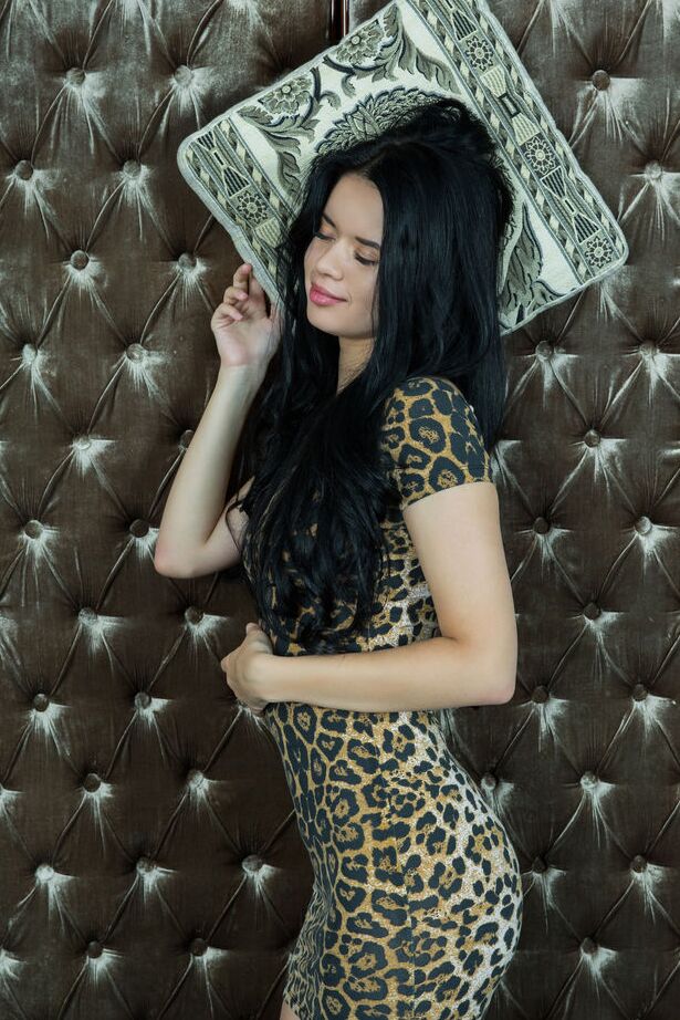 16P La exótica adolescente latina Carmen Summer se quita el vestido con estampado animal para posar desnuda
