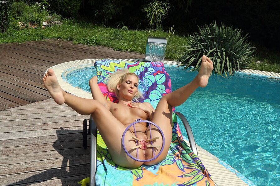 15P A vagabunda tesão Candee Licious fica nua e abre a buceta ao sol