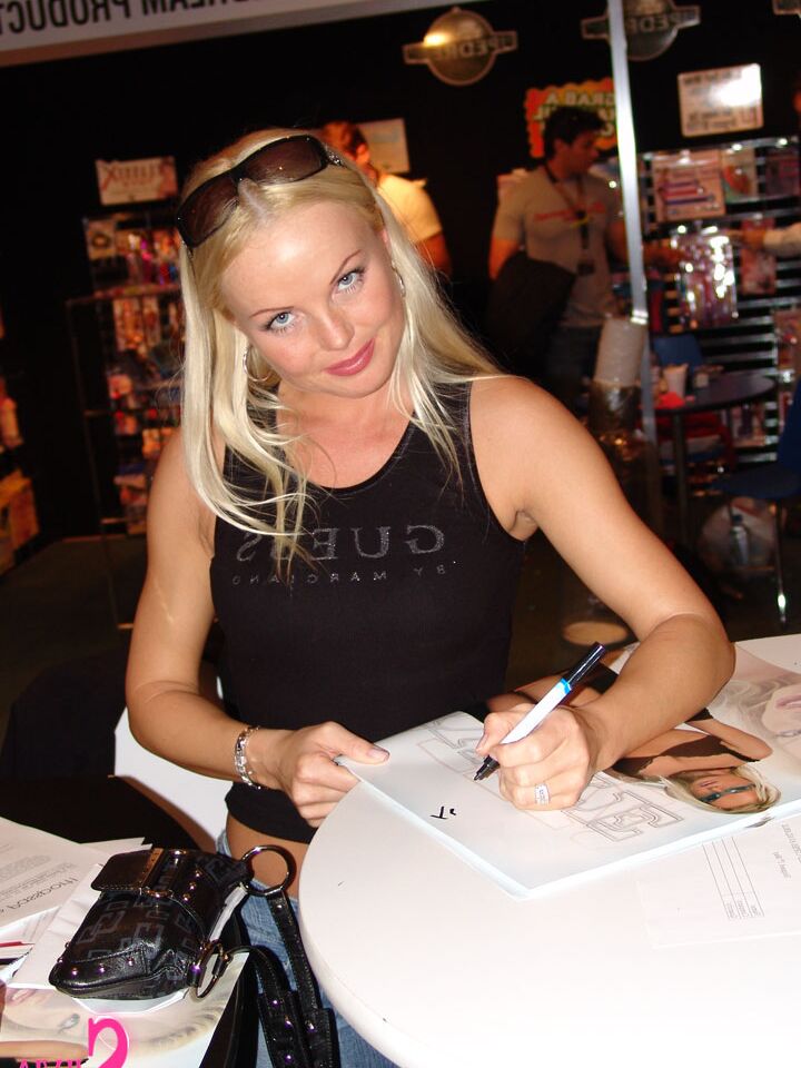 15P Der berühmte Pornostar Silvia Saint posiert mit ihren Fans in der Öffentlichkeit