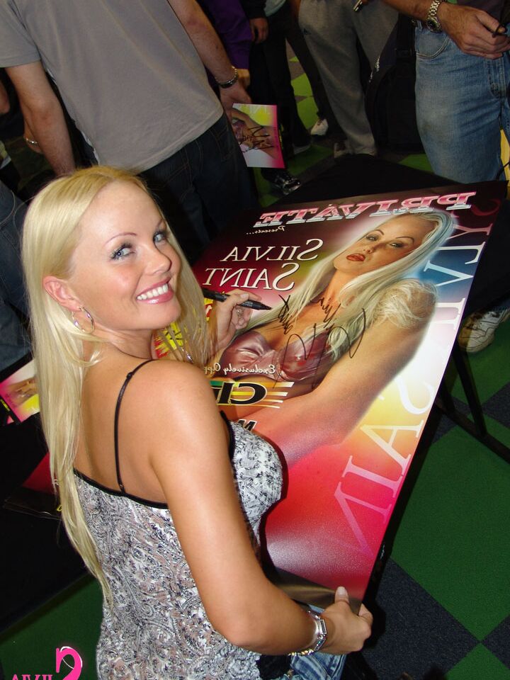 15P Der berühmte Pornostar Silvia Saint posiert mit ihren Fans in der Öffentlichkeit