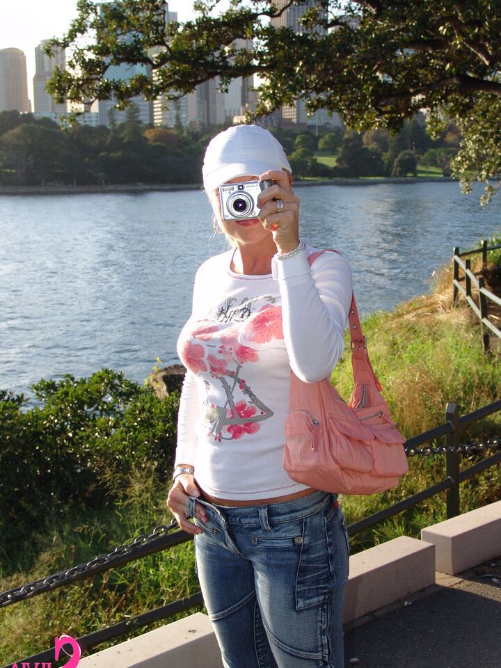 15P Der berühmte Pornostar Silvia Saint posiert mit ihren Fans in der Öffentlichkeit