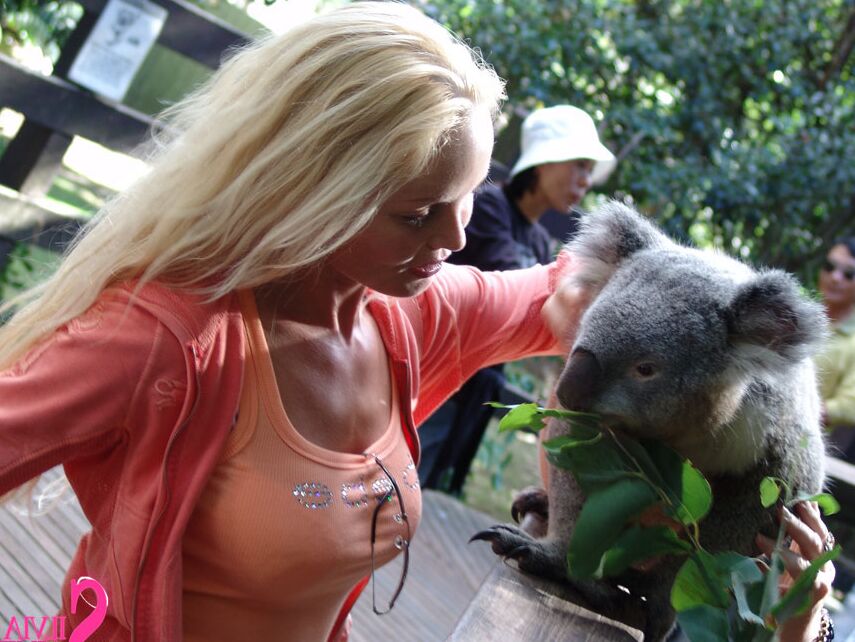 15P Der berühmte Pornostar Silvia Saint posiert mit ihren Fans in der Öffentlichkeit