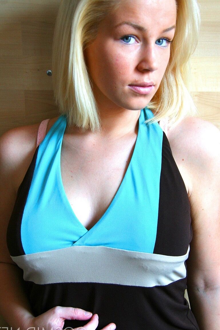 16P Leeann, blonde aux yeux bleus, découvre ses gros seins naturels dans une culotte blanche
