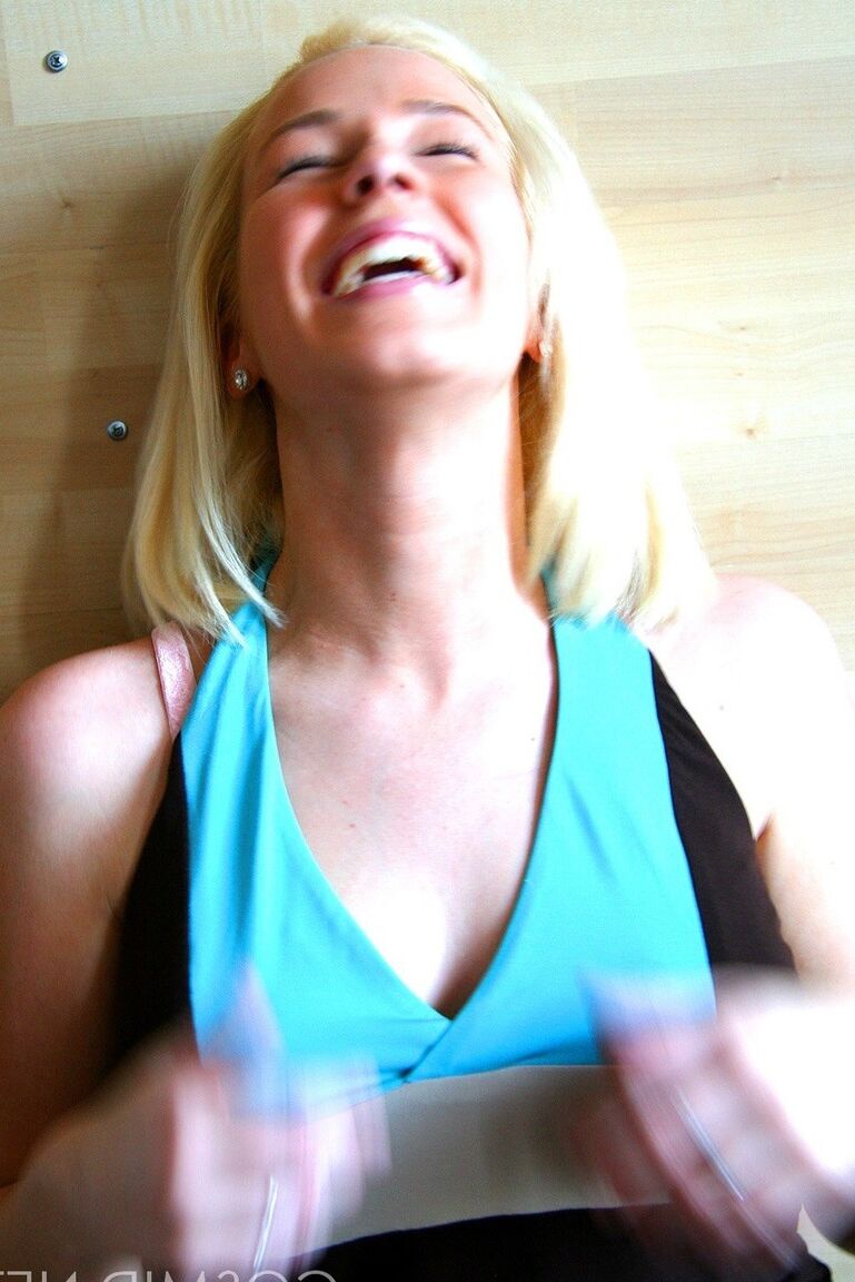 16P Leeann, blonde aux yeux bleus, découvre ses gros seins naturels dans une culotte blanche