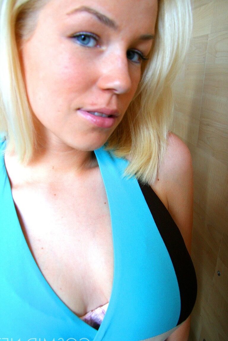 16P Leeann, blonde aux yeux bleus, découvre ses gros seins naturels dans une culotte blanche