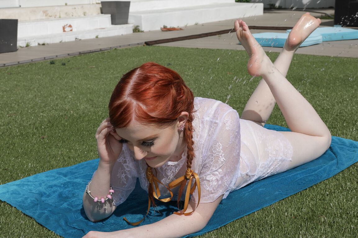 20P Krystal Orchid, une jeune rousse à queue de cochon en robe blanche mouillée, percée par son voisin