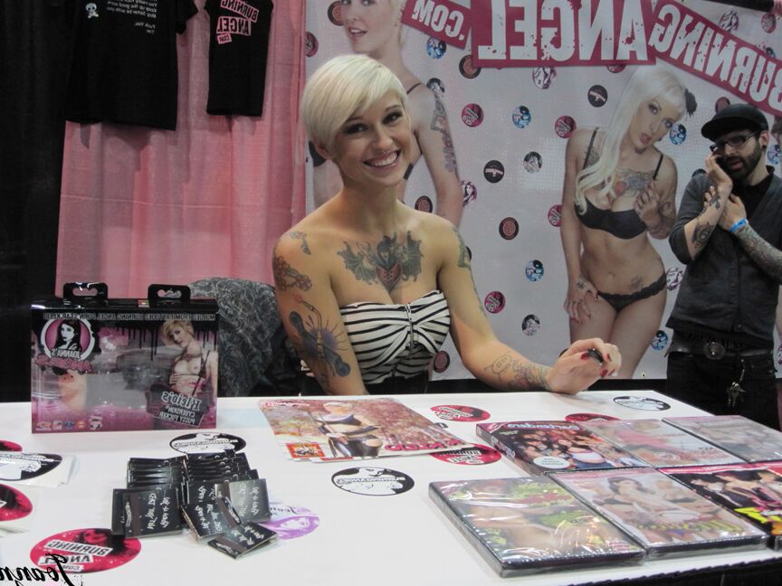 15P La tatuada Joanna Angel y sus amigas reciben a los visitantes en un show XXX