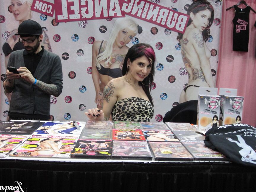15P La tatuada Joanna Angel y sus amigas reciben a los visitantes en un show XXX