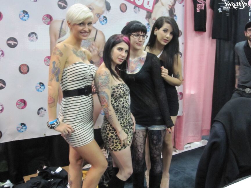 15P La tatuada Joanna Angel y sus amigas reciben a los visitantes en un show XXX