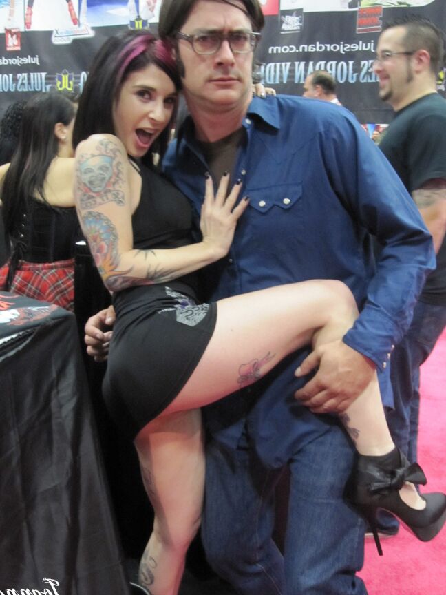 15P La tatuada Joanna Angel y sus amigas reciben a los visitantes en un show XXX