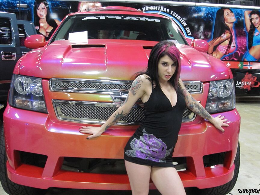 15P La tatuada Joanna Angel y sus amigas reciben a los visitantes en un show XXX