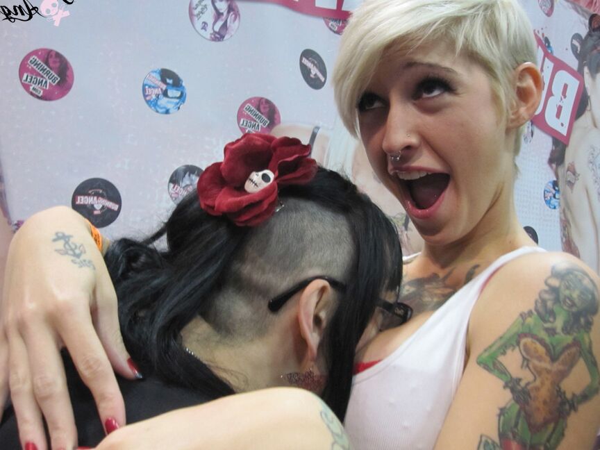 15P La tatuada Joanna Angel y sus amigas reciben a los visitantes en un show XXX
