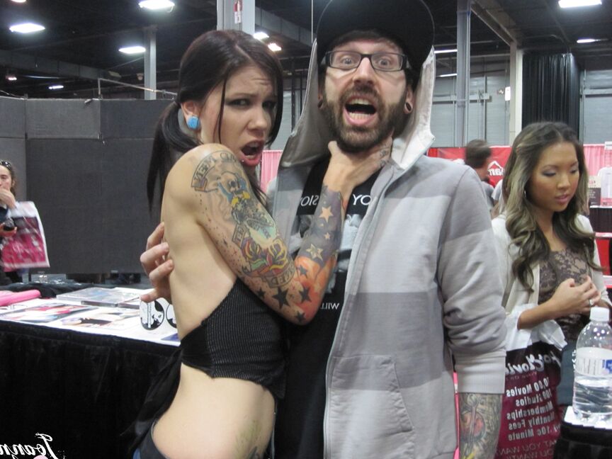15P La tatuada Joanna Angel y sus amigas reciben a los visitantes en un show XXX