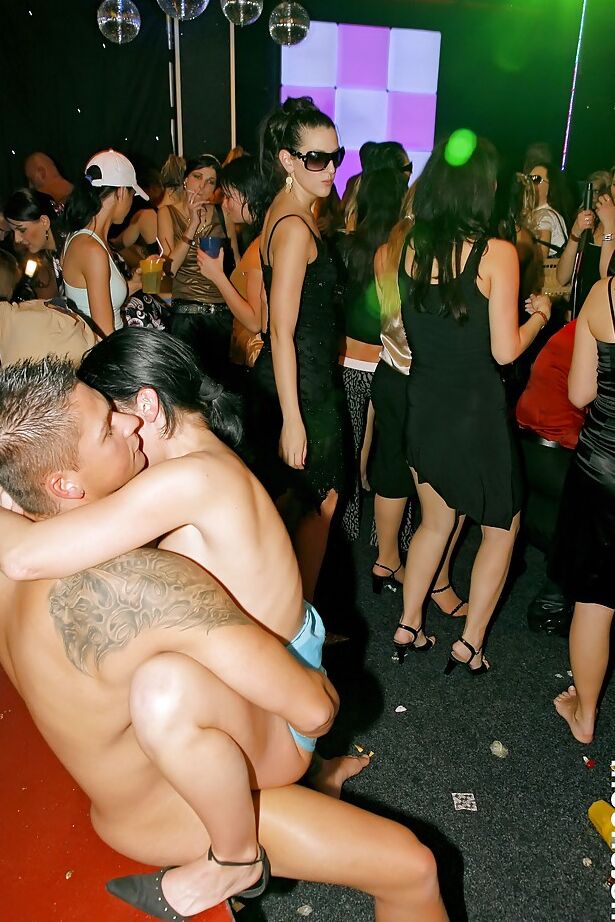 16P europäische Partygänger finden sich mitten im Swinger-Gruppensex wieder