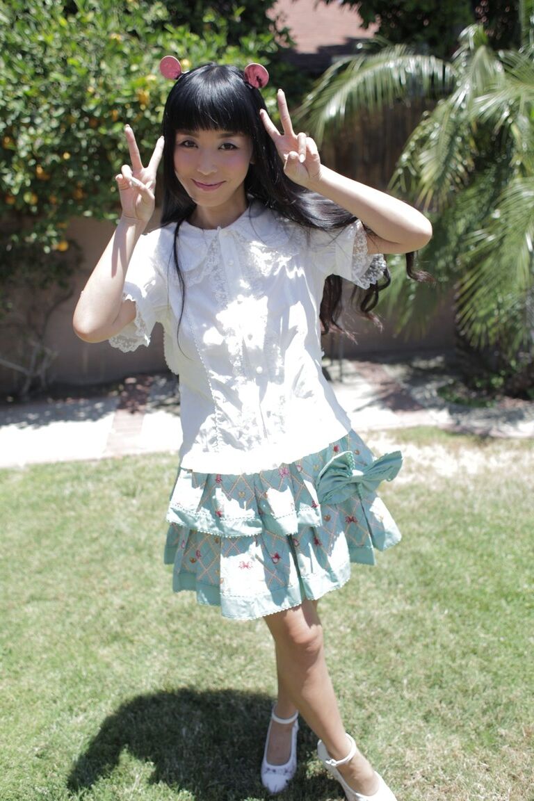 La star du porno japonaise Marica Hase enlève sa chemise et révèle ses petits seins.