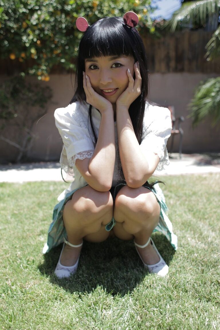 La star du porno japonaise Marica Hase enlève sa chemise et révèle ses petits seins.
