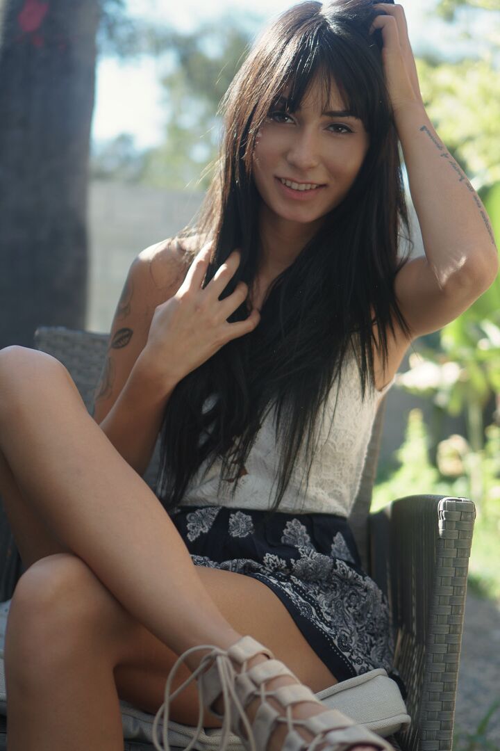 10P Girl next door type makes her nude modelling debut on a deck