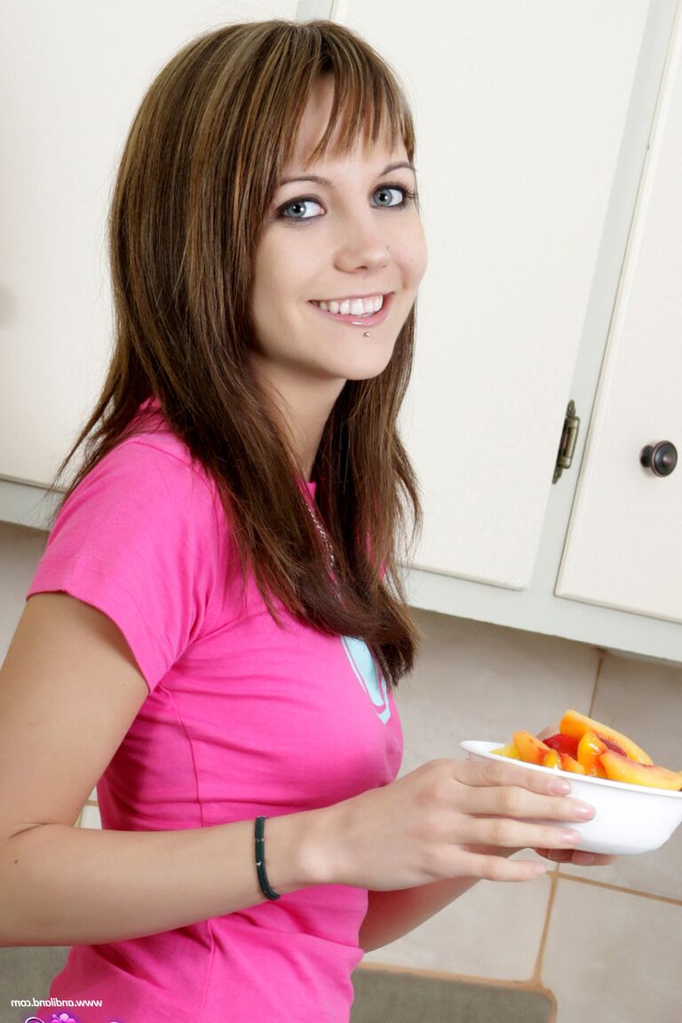 15P A pequena adolescente Andi Land fica nua em sua cozinha comendo uma tigela de frutas