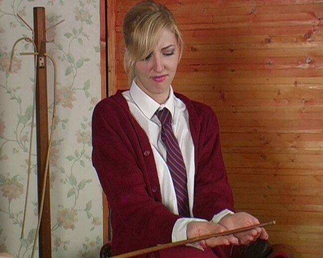 12P Estudiante rubia tiene el culo rojo brillante por su maestra
