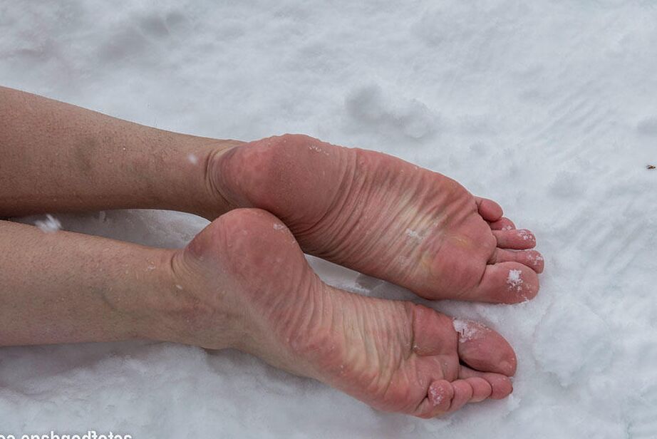 16P Naked redhead slave bound outdoors in the winter snow flexing cold bare toes
