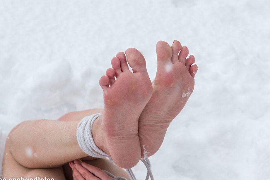 16P Naked redhead slave bound outdoors in the winter snow flexing cold bare toes