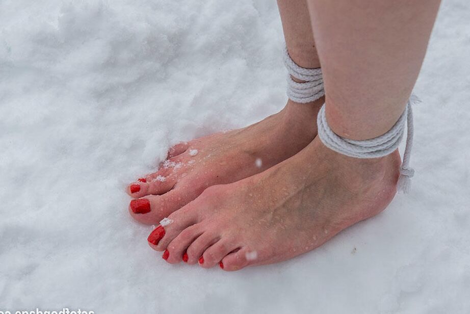 16P Naked redhead slave bound outdoors in the winter snow flexing cold bare toes