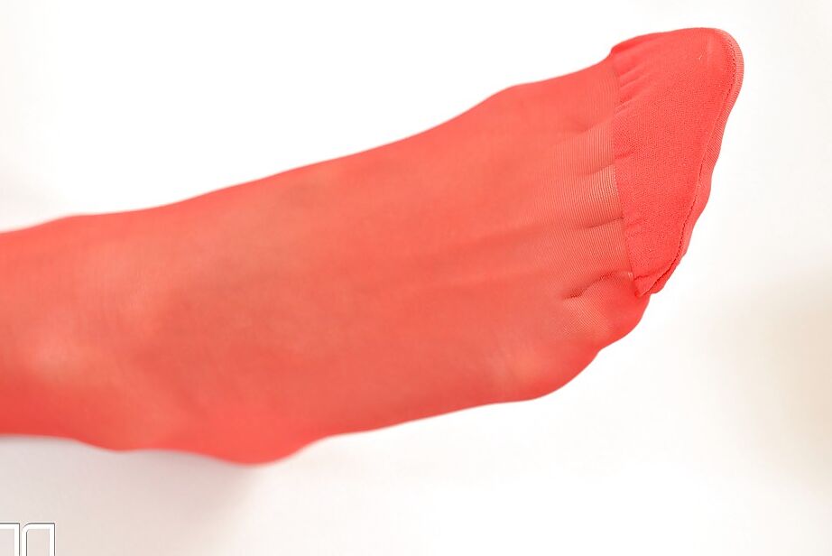 16P Leggy Euro Aisha lèche les pieds ornés de bas après le retrait des talons hauts