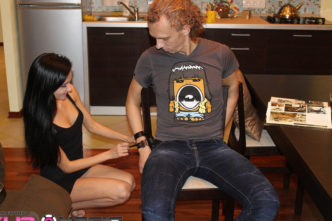 21P Skinny GF Rosa Mentoni curtindo uma foda gostosa enquanto seu corno contido assiste