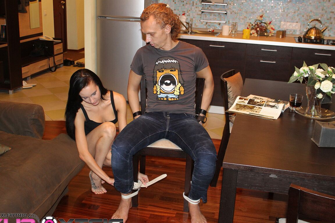 21P Skinny GF Rosa Mentoni curtindo uma foda gostosa enquanto seu corno contido assiste